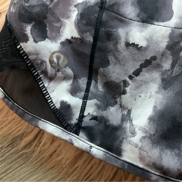 Lululemon Black And White Athletic Short Size 6 - Picture 8 of 9